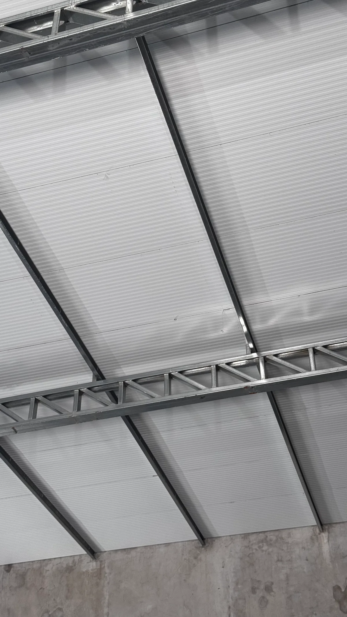 Detalle interior de techo PanelYA Techo Pro — comercio CABA 2026