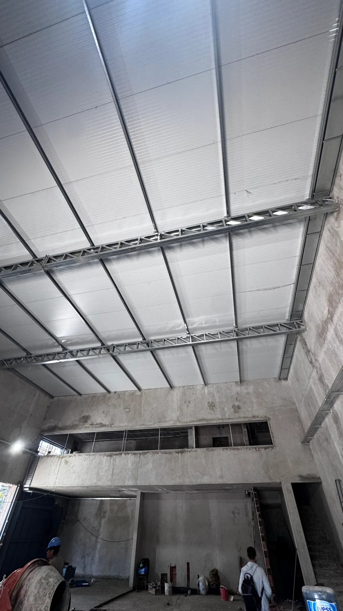 Vista interior techo sandwich PanelYA — local comercial 140 m² CABA