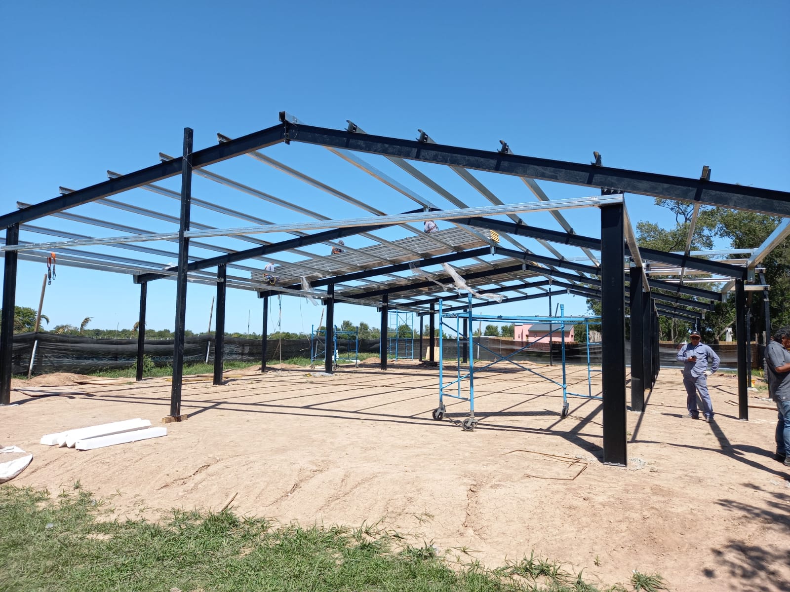 Obra comercial con panel sandwich — noviembre 2021