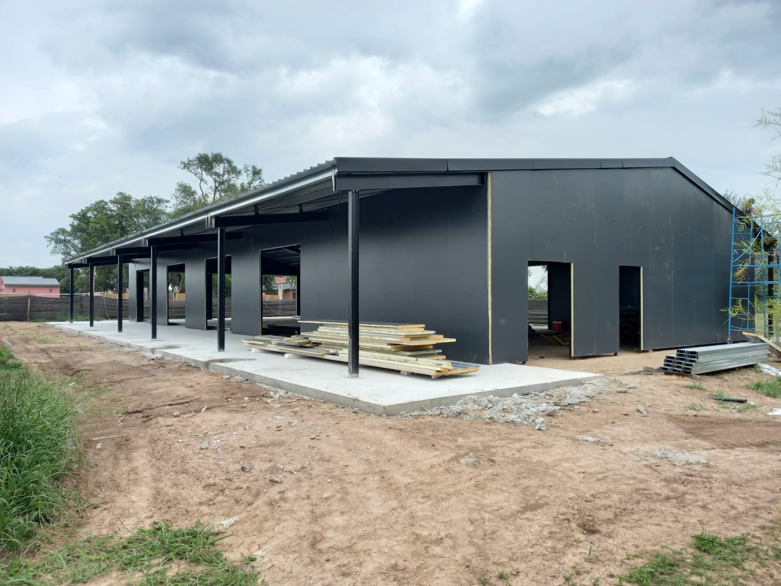 Salón de eventos con techo de panel sandwich