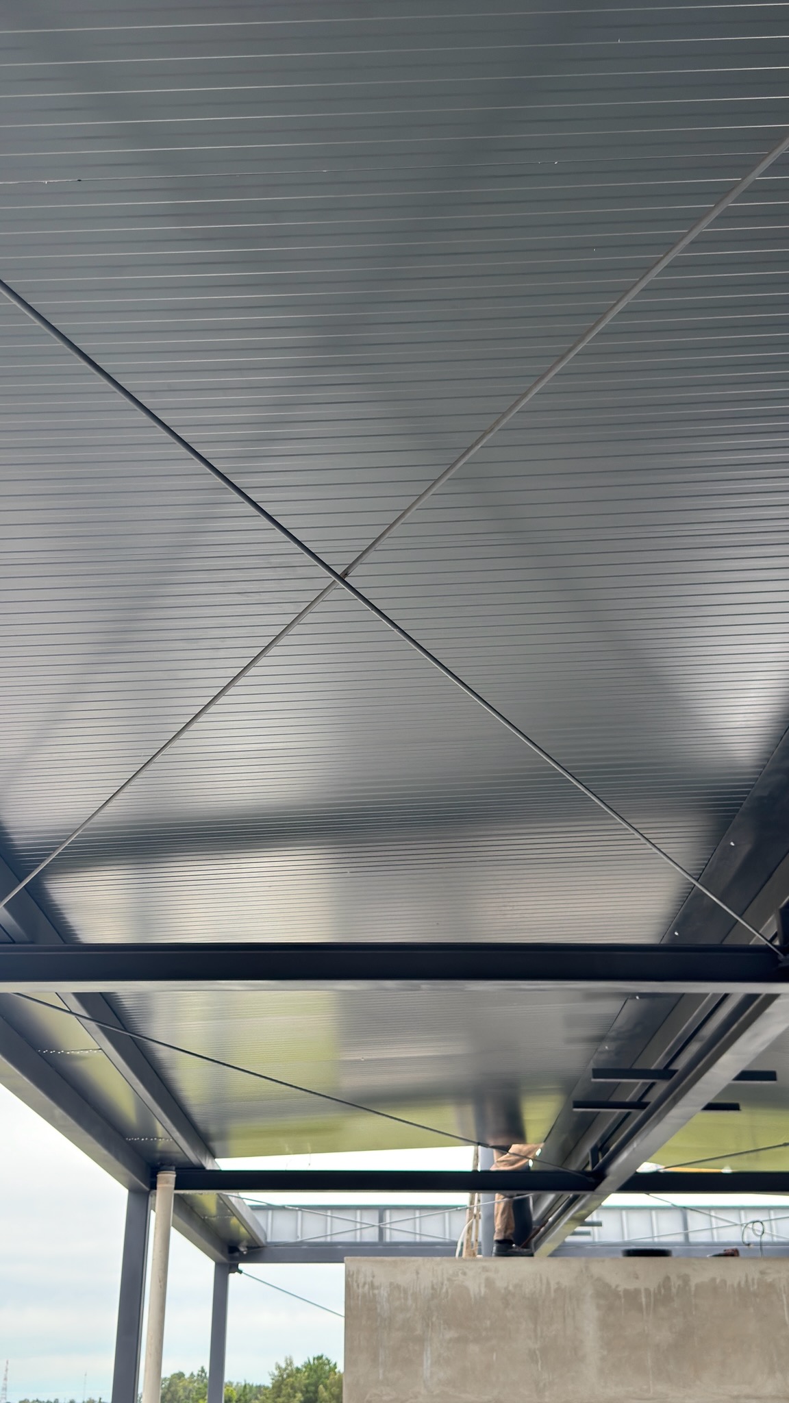 Local comercial con panel negro — exterior