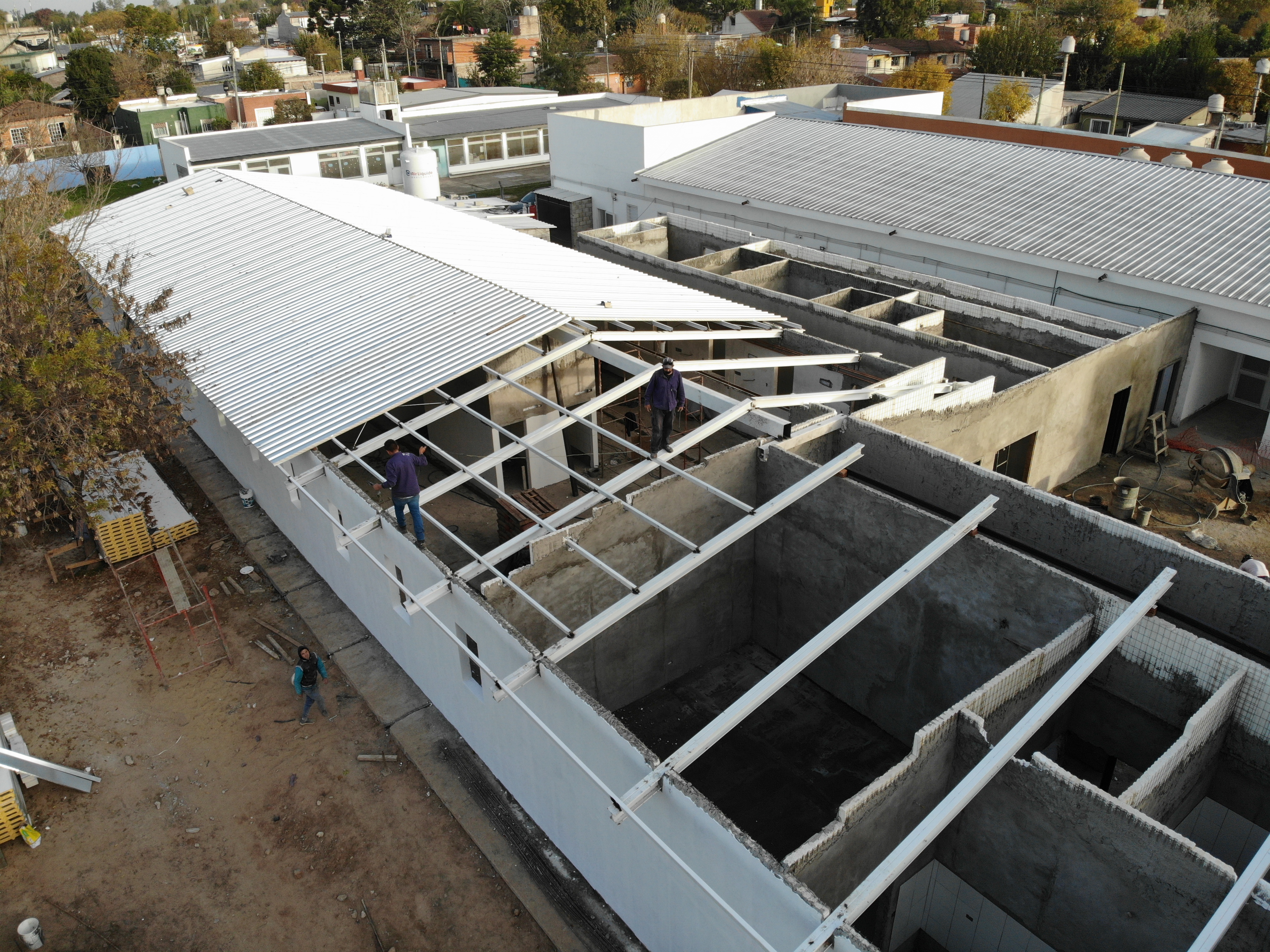 Galpón industrial con techo de panel sandwich — vista aérea