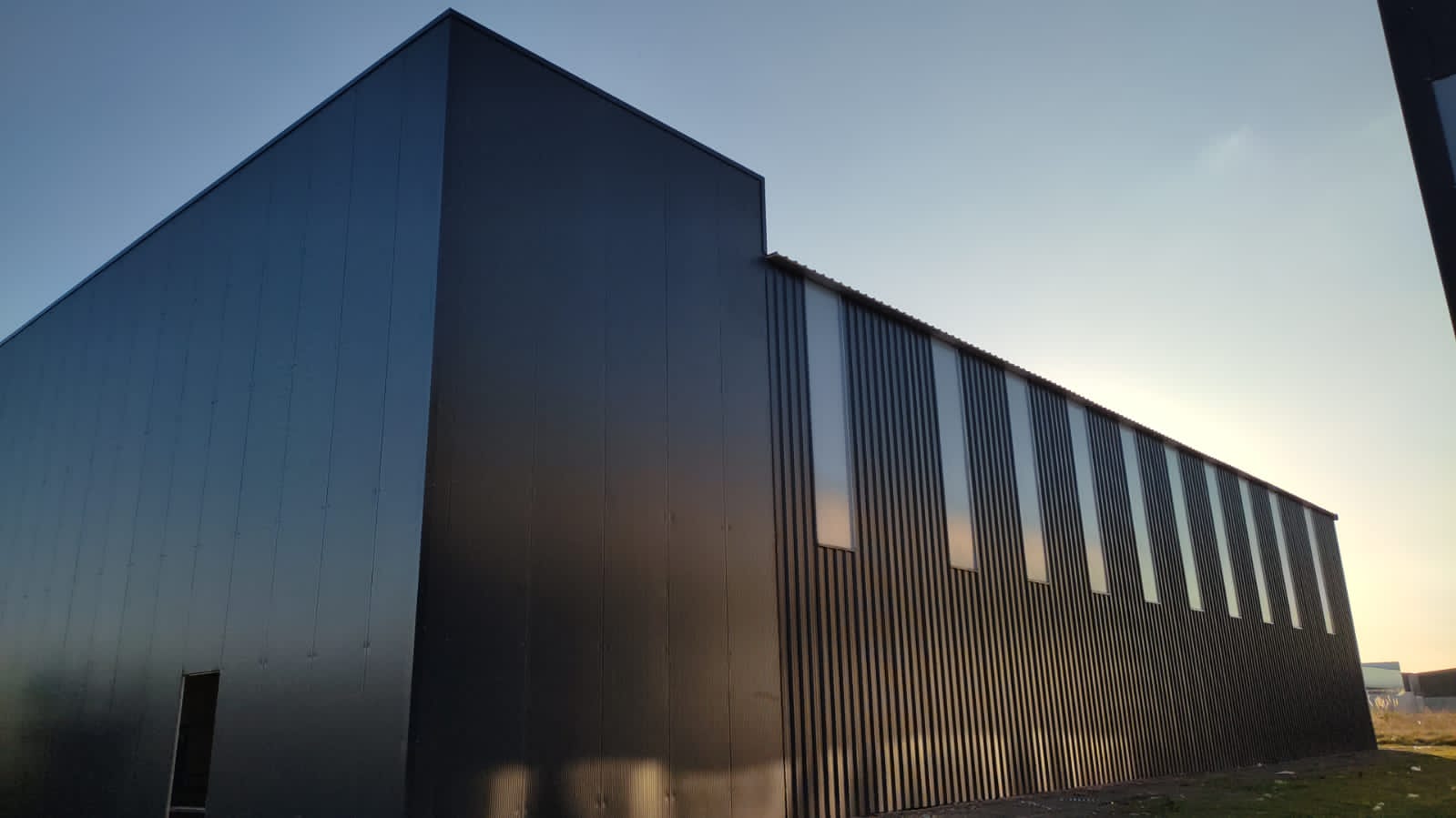 Depósito industrial cubierto con paneles sandwich