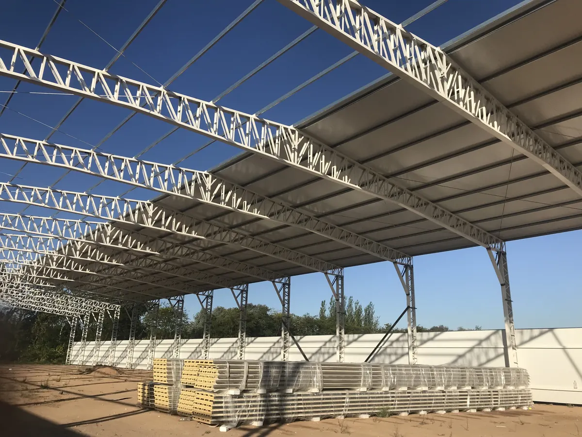 Galpón industrial en construcción con panel sandwich PanelYA — estructura metálica y cobertura térmica