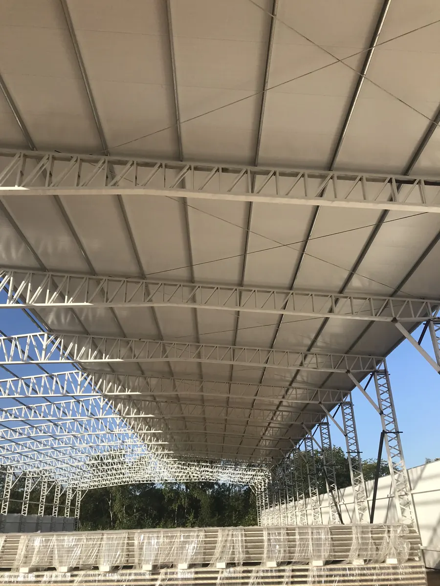 Interior de galpón con panel muro sandwich PanelYA — nave industrial térmica Argentina