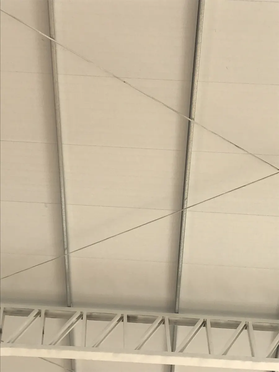 Detalle de panel sandwich en galpón industrial — PanelYA cobertura y cerramiento térmico