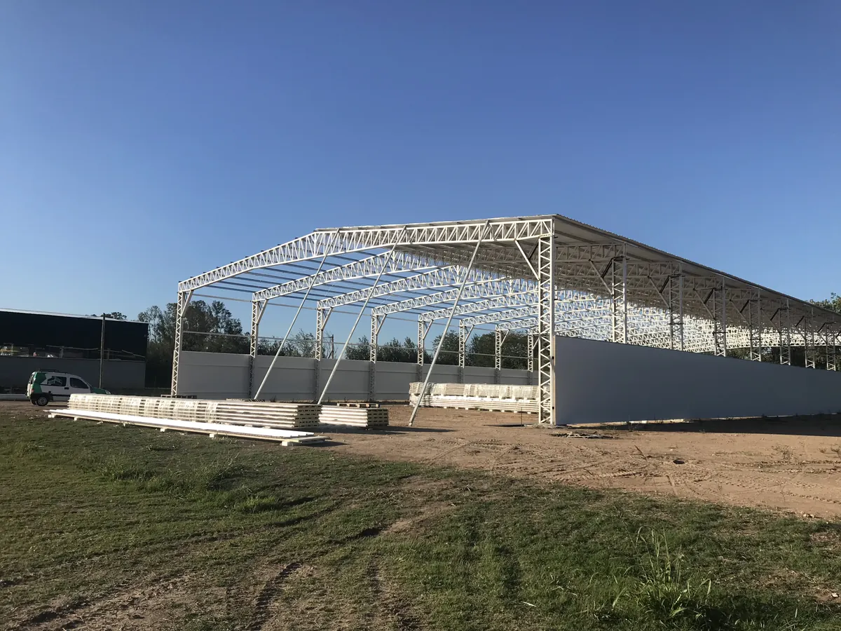 Obra de galpón industrial con paneles sandwich térmicos — PanelYA, ahorro energético en depósitos