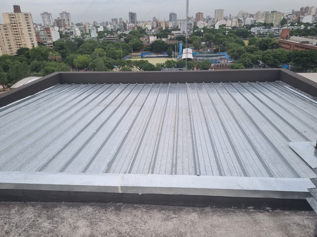 Vivienda con techo de panel sandwich PanelYA