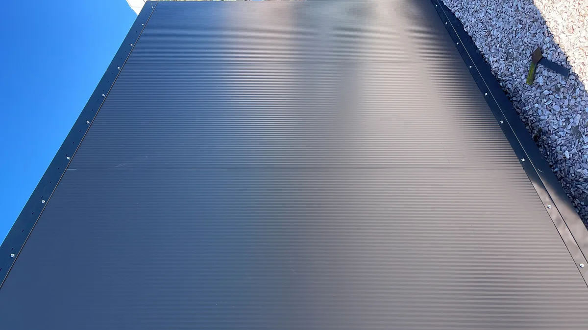 Instalación de panel sandwich en vivienda