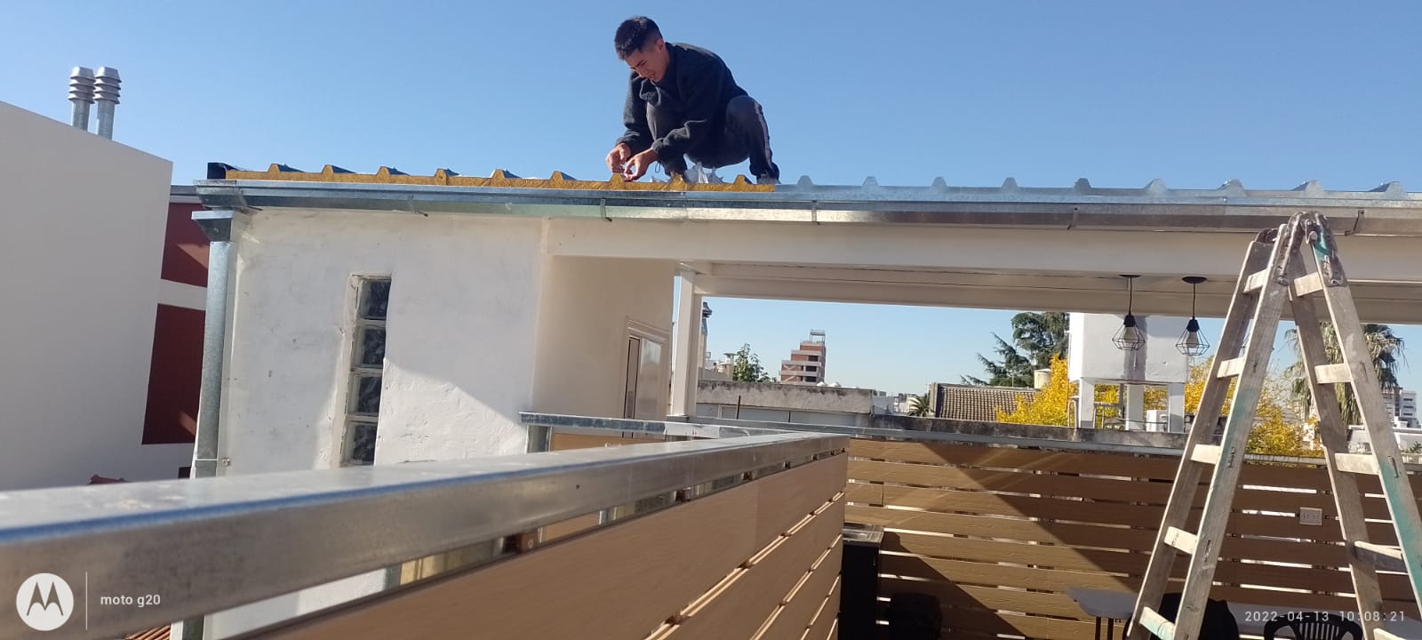 Vivienda con techo de panel sandwich — Obra Valenzuela