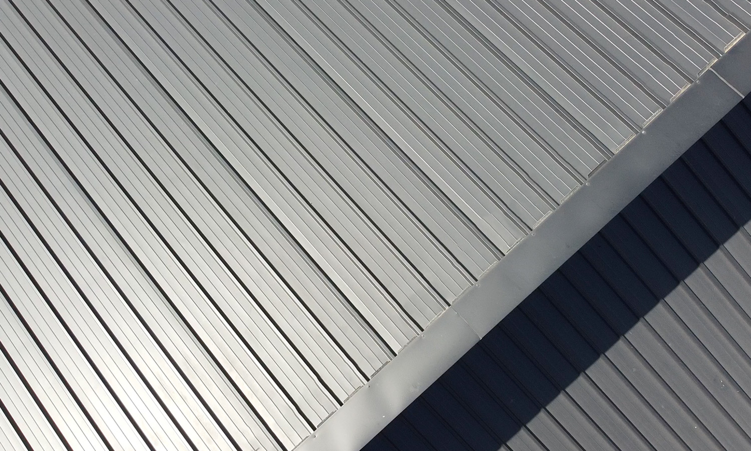 Techo negro de panel sandwich en vivienda