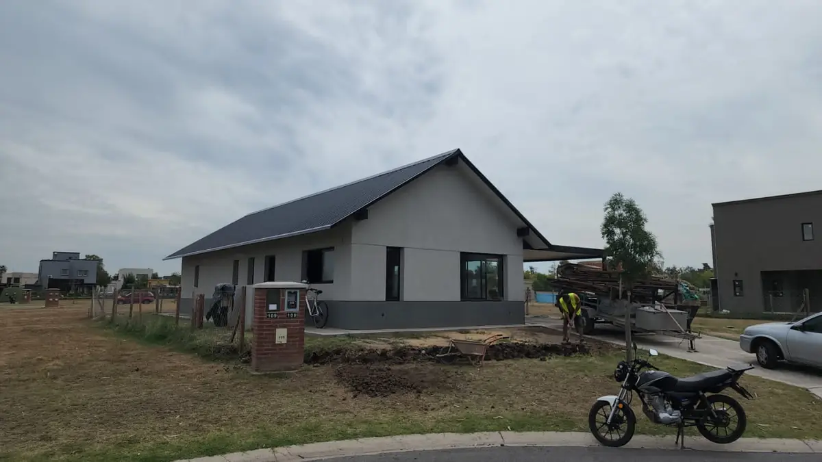 Casa X2 — exterior con techo PanelYA