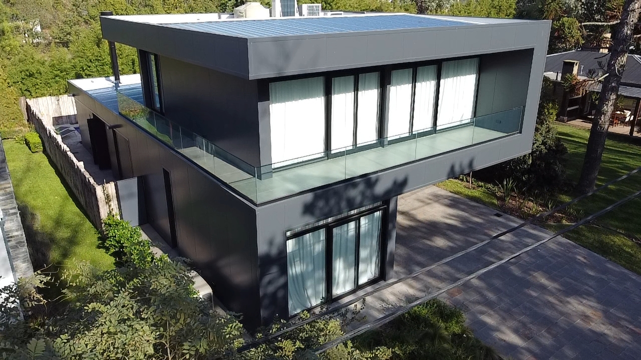 Vista aérea — techo de vivienda con panel sandwich