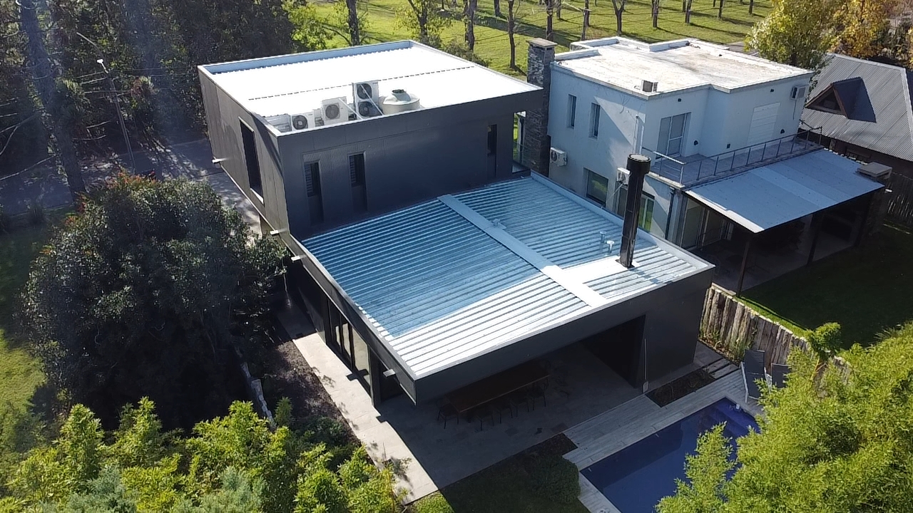 Drone sobre techo de panel sandwich — mayo 2023