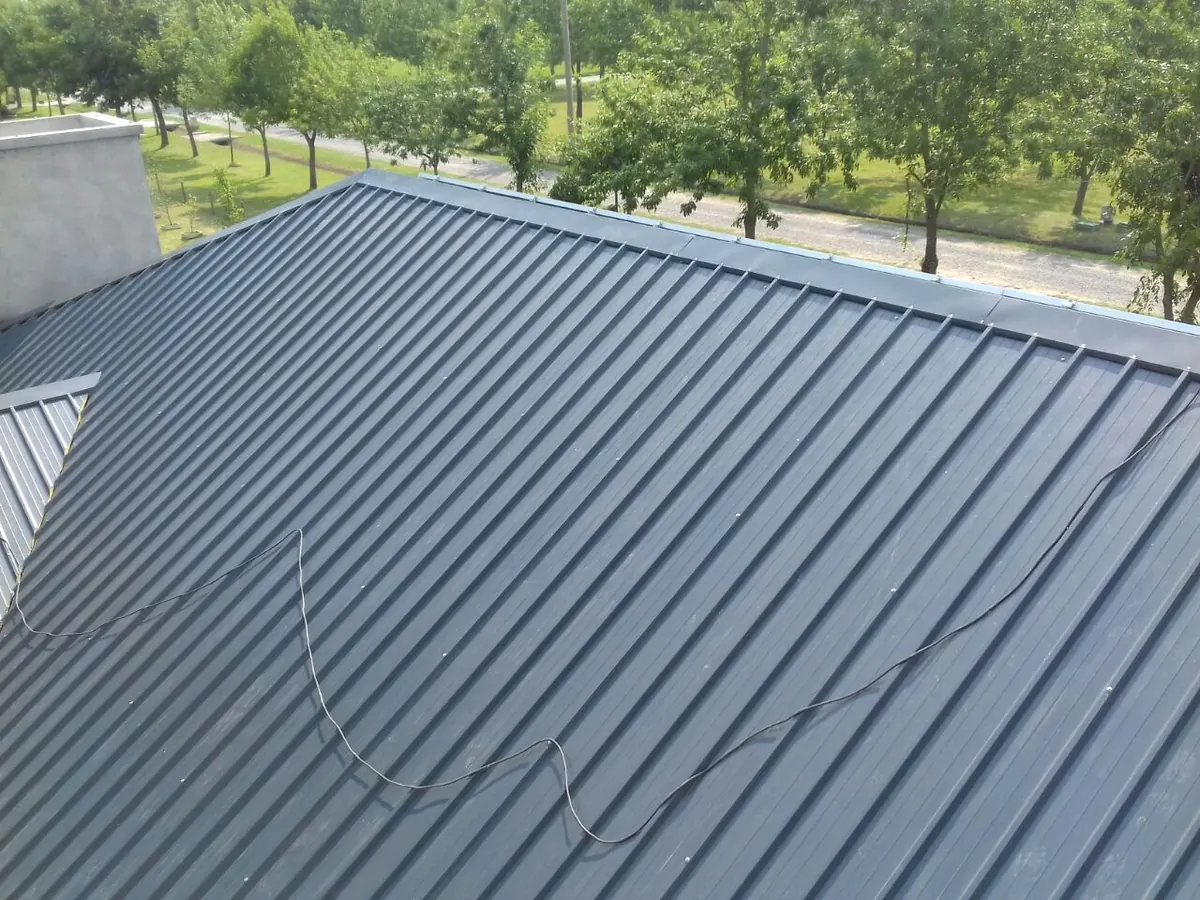 Techo de panel sandwich térmico en vivienda — PanelYA Ezeiza, GBA Sur