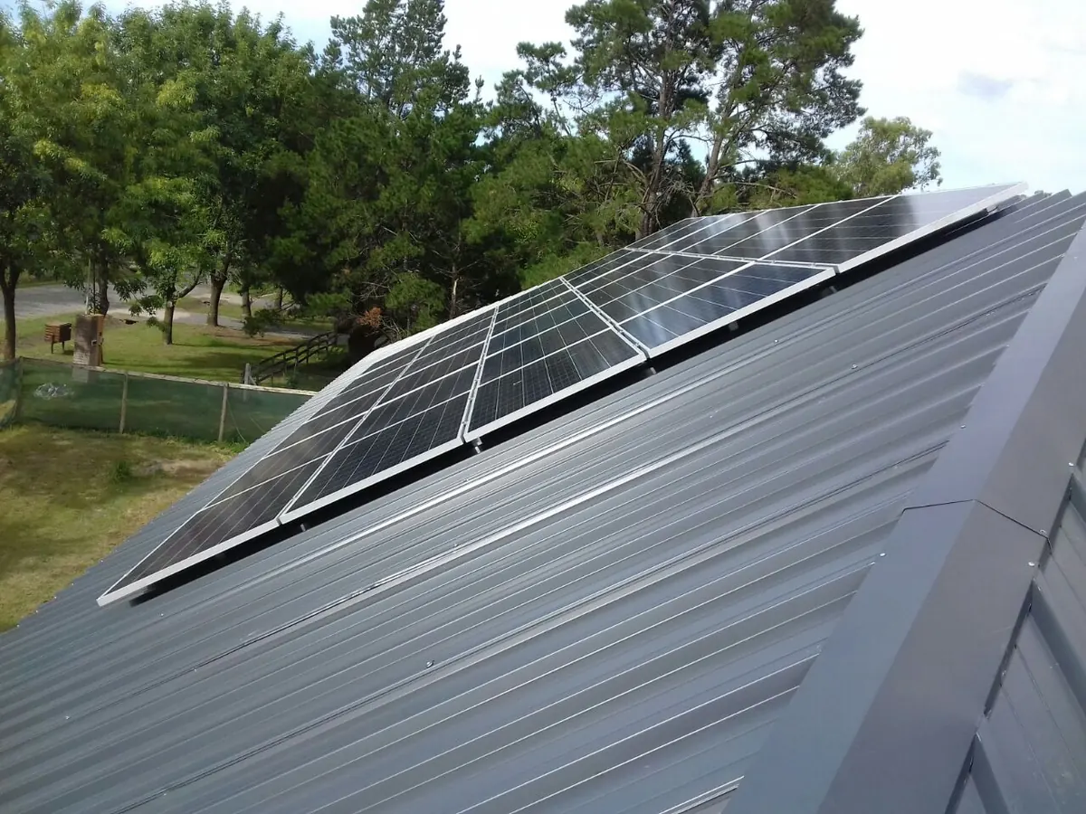 Techo de paneles sandwich con instalación solar — PanelYA, panel térmico para viviendas Argentina